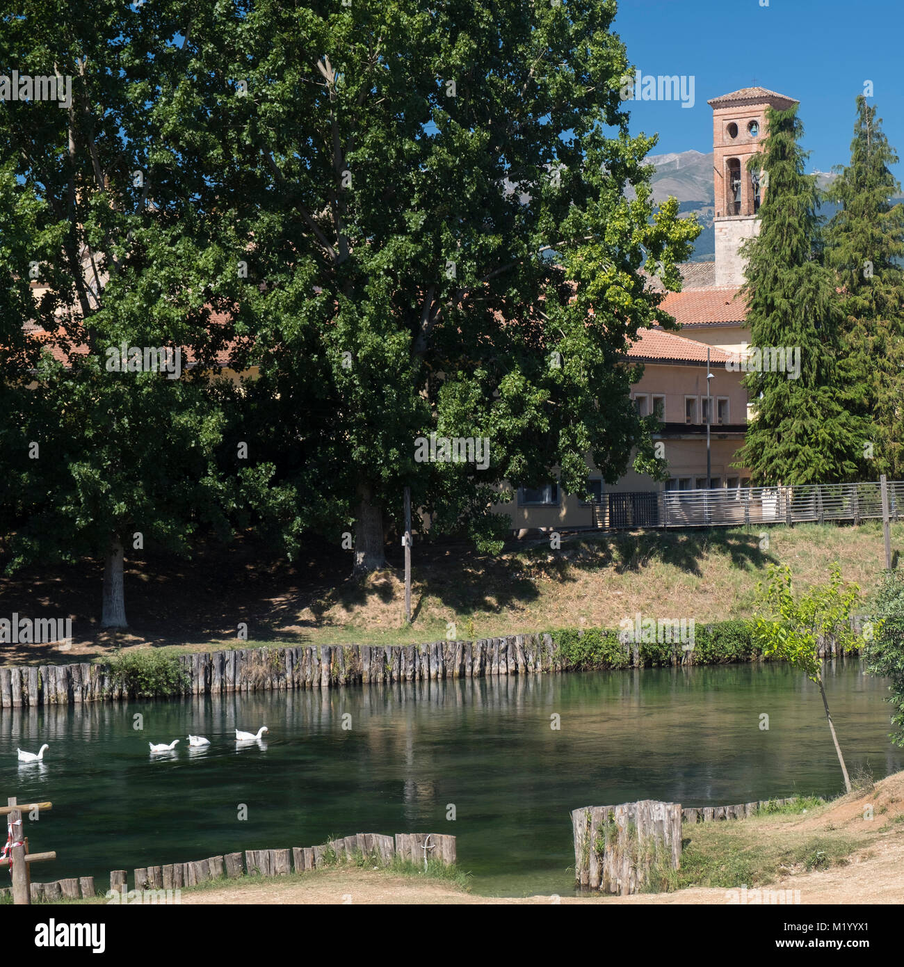 Viterbo (Latium, Italien): Gebäude entlang der Velino Fluss im Sommer Stockfoto