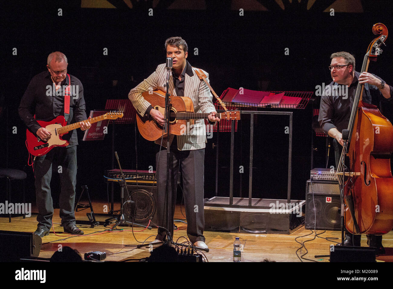 Gordan Davies als Elvis Presley am Elvis Erfahrung Konzert in der St. David's Hall in Cardiff statt. Stockfoto Gordan Davies als Elvis Presley am Elvis Erfahrung Konzert in der St. David's Hall in Cardiff statt. Stockfoto