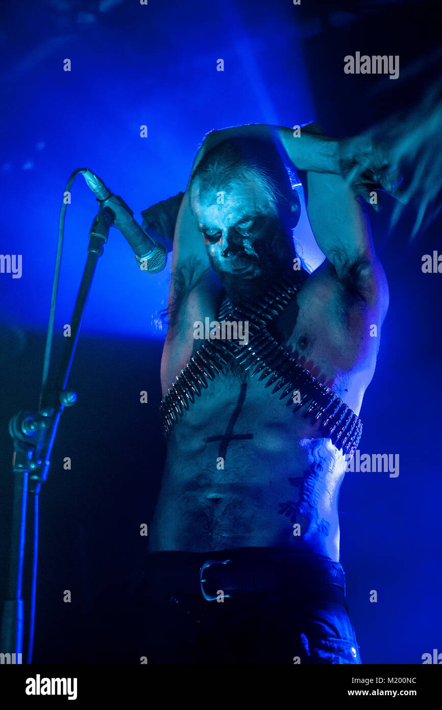 Die umstrittenen Norwegischen Black Metal Band Taake führt ein Live Konzert in Hulen in Bergen. Hier Sänger Ørjan Stedjeberg, besser bekannt unter seinem Künstlernamen Hoest bekannt, ist live auf der Bühne gesehen. Norwegen, 23/01 2015. Stockfoto