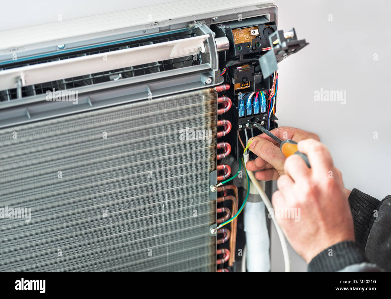 Klimaanlage Techniker und ein Teil der Vorbereitung neuer Klimaanlage zu installieren. Stockfoto