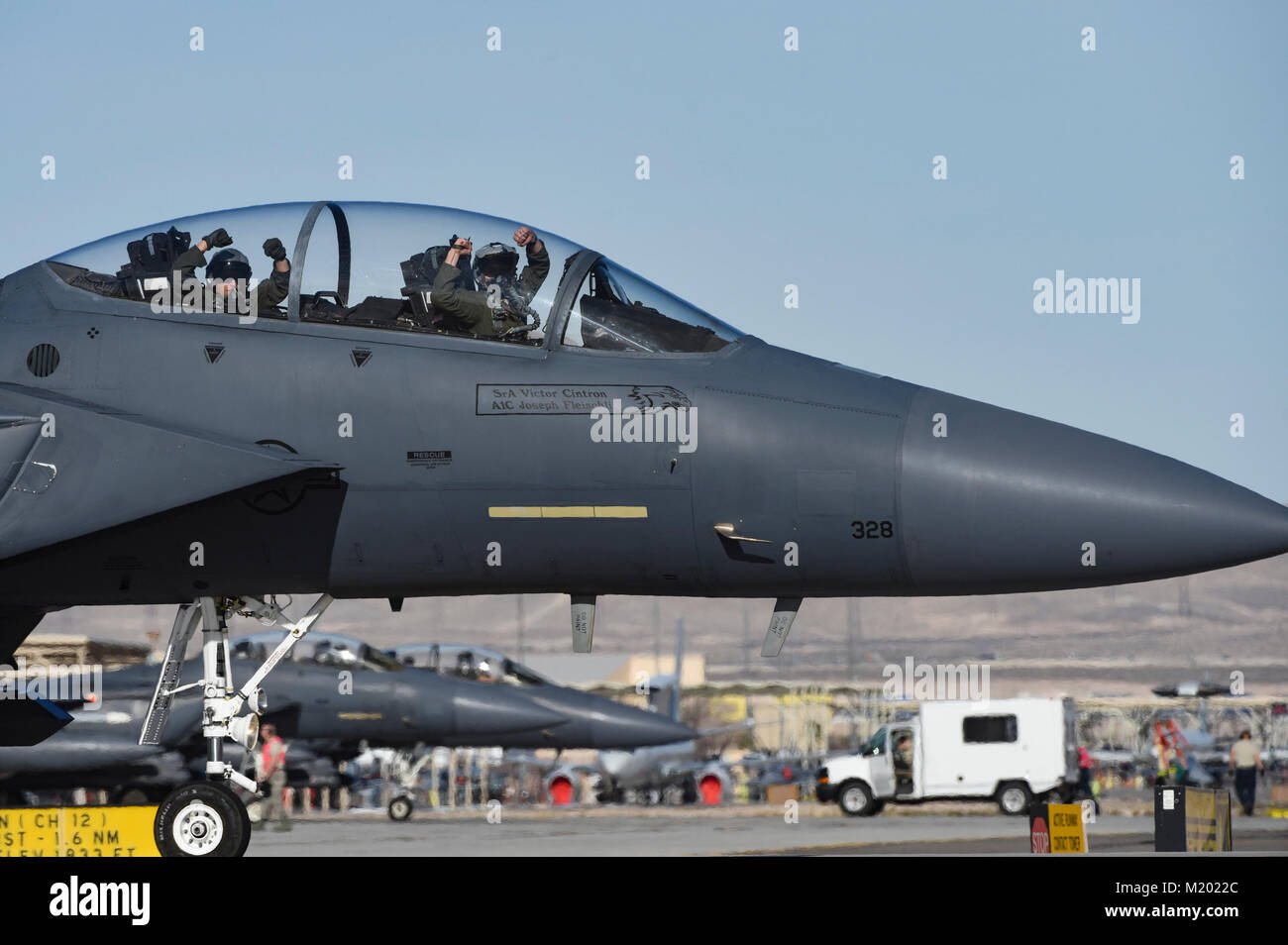 F-15 Eagle Fighter jet Piloten 4 Fighter Wing, Seymour Johnson Air Force Base, Nord-Carolina, jubeln bevor es in Red Flag 18-1 an der Nellis Air Force Base in Nevada, Jan 30, 2018 zu beteiligen. Red Flag bietet realistische Combat Training in einer angefochtenen, degradiert und betrieblich begrenzten Umgebung. (U.S. Air Force Foto von Airman 1st Class Andrew D. Sarver) Stockfoto
