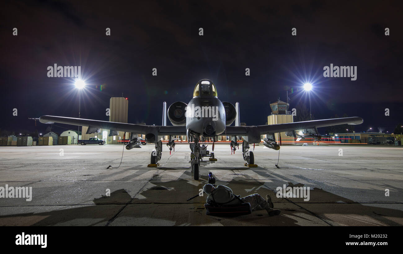 Master Sgt. Joshua Allmaras, ein Fotojournalist, der 124 Fighter Wing zugewiesen wird tief auf der Flightline in einem Versuch, einen letzten Blut Mond gefangenzunehmen und Eclipse 31.01.2018 Gowen Field, Boise, Idaho. (U.S. Air National Guard Foto von Tech. Sgt. John Winn) Stockfoto