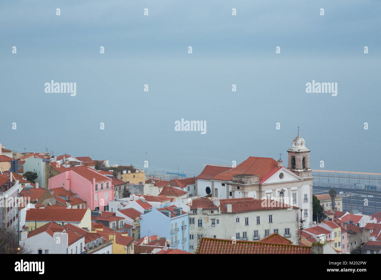 Lissabon (Portugal) - Ansicht von Alfama von Miradouro de Santa Luzia Stockfoto