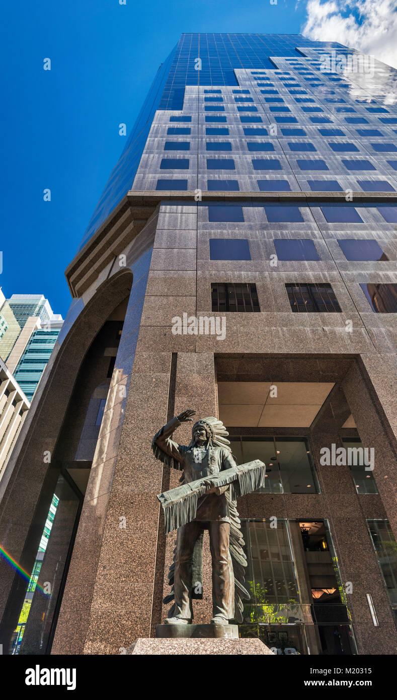 Statue des Sitzenden Adler aka John Hunter, Native American, von Bildhauer Don Begg, vor Encor Place Office Tower in Calgary, Alberta, Kanada Stockfoto