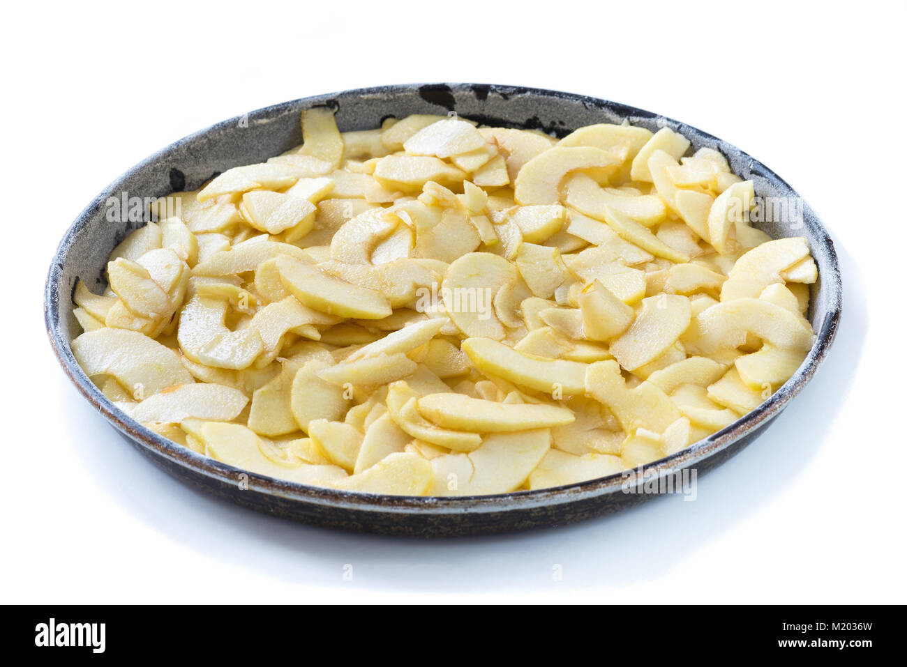 Phase der Vorbereitung eines Apple Pie. Backform mit Äpfel in dünne  Scheiben schneiden, auf dem der Teig gegossen werden. Weißer Hintergrund  Stockfotografie - Alamy