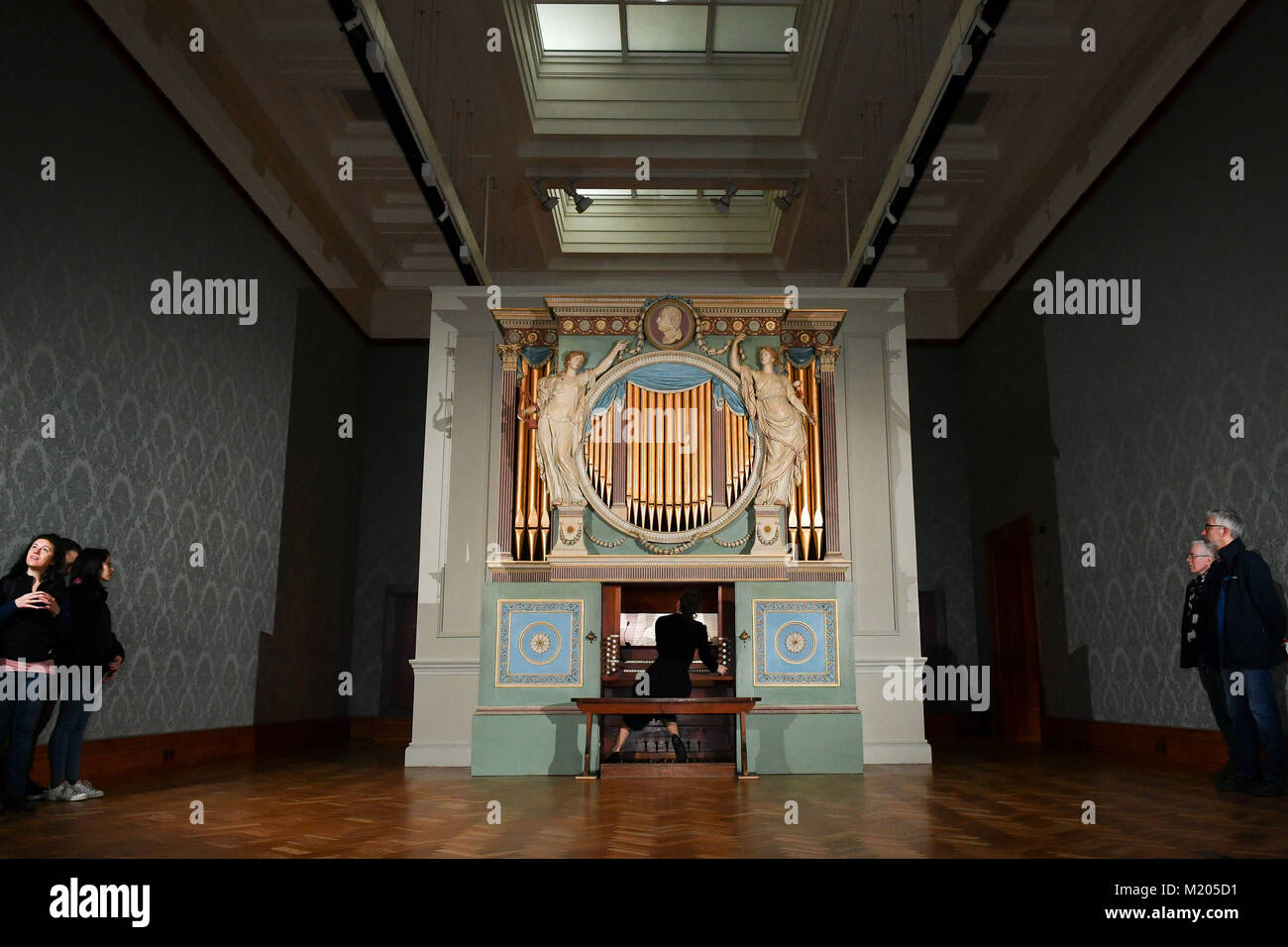 Ein Organist spielt „Il Cielo“ in Una Stanza&oacute; (The Sky in a Room) auf der Sir Watkins Williams Wynn-Orgel von 1774 in der britischen Kunstgalerie des National Museum Wales aus dem 18. Jahrhundert im Rahmen einer Ausstellung des Künstlers Ragnar Kjartansson mit dem Titel „The Sky in a Room“, Eine Reihe von sich drehenden Organisten spielt ununterbrochen über einen Zeitraum von fünf Wochen, fünf Stunden am Tag, vom 3. Februar bis zum 11. März. Stockfoto