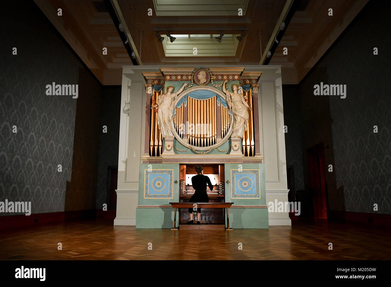Ein Organist führt&Ograve; Il Cielo in Una Stanza&Oacute; (der Himmel in einem Zimmer) auf dem 1774 Sir Watkins Williams Wynn Organ im National Museum Wales&Otilde; 18. Jahrhundert britische Art Gallery als Teil einer Ausstellung des Künstlers Ragnar Kjartansson, betitelt "der Himmel in einem Zimmer", die sieht eine Reihe von revolvierenden Organisten konstant über fünf Wochen spielen, für fünf Stunden am Tag läuft vom 3. Februar bis 11. März. Stockfoto