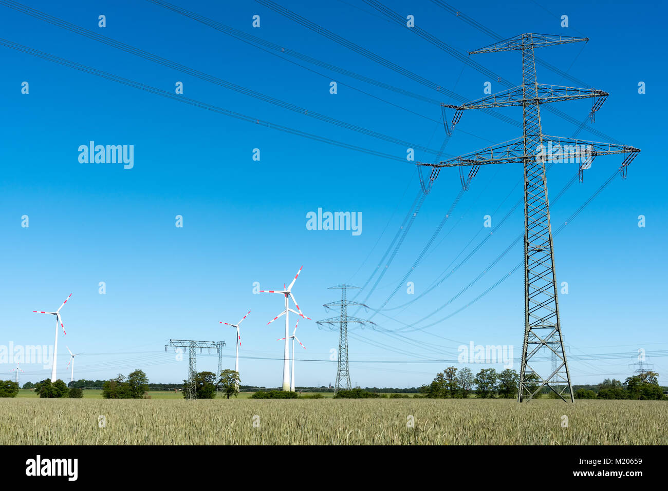 Windräder und Stromleitungen in ländlichen Deutschland gesehen Stockfoto