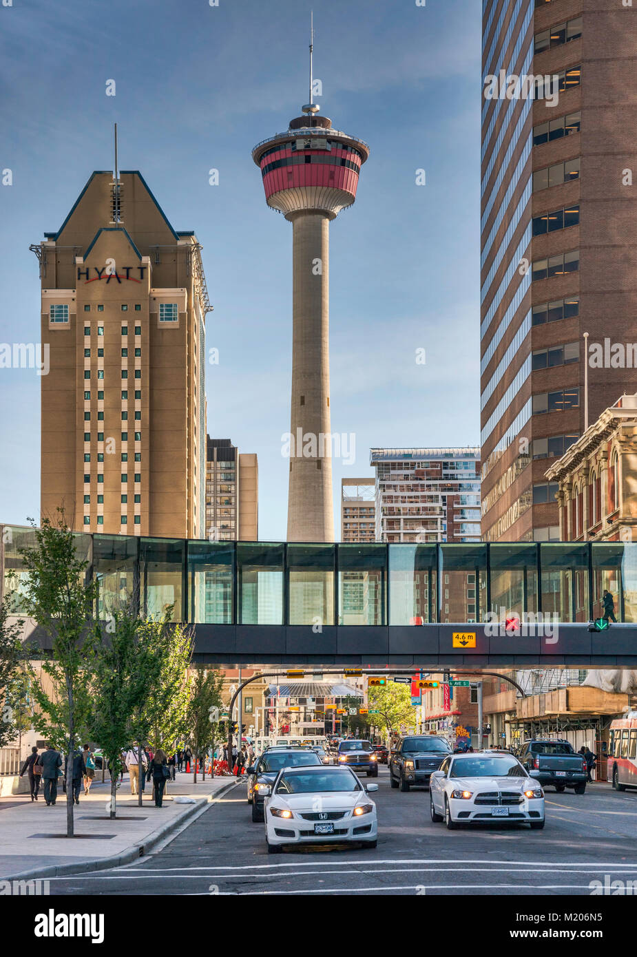 Calgary Tower, Hyatt Hotel, Fußgänger-Überführung, von Centre Street gesehen, in der Innenstadt von Calgary, Alberta, Kanada Stockfoto