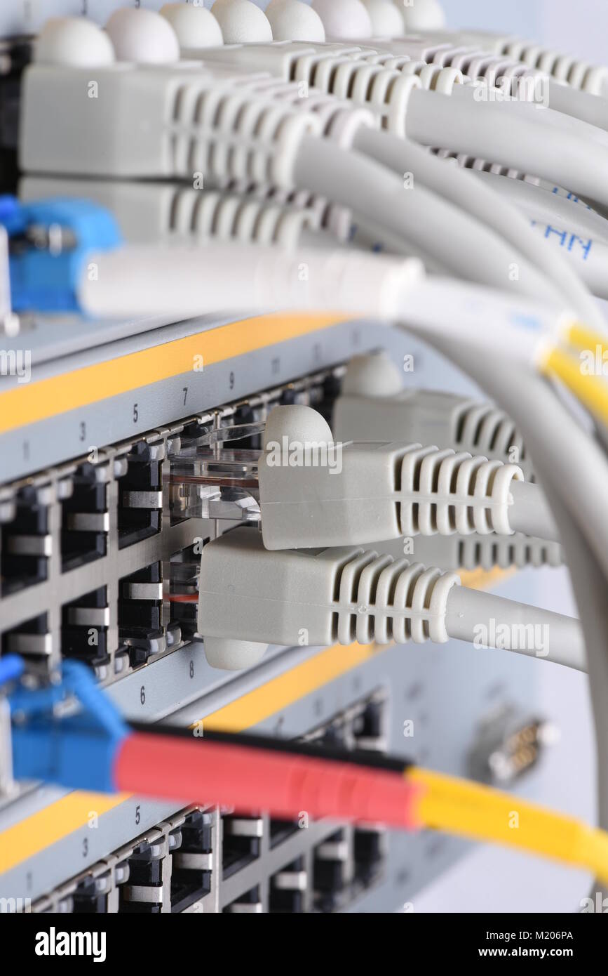 Optic Fiber und Netzwerkkabel im Data Center zu wechseln, Internet Netzwerk Technologie Stockfoto Optic Fiber und Netzwerkkabel im Data Center zu wechseln, Internet Netzwerk Technologie Stockfoto