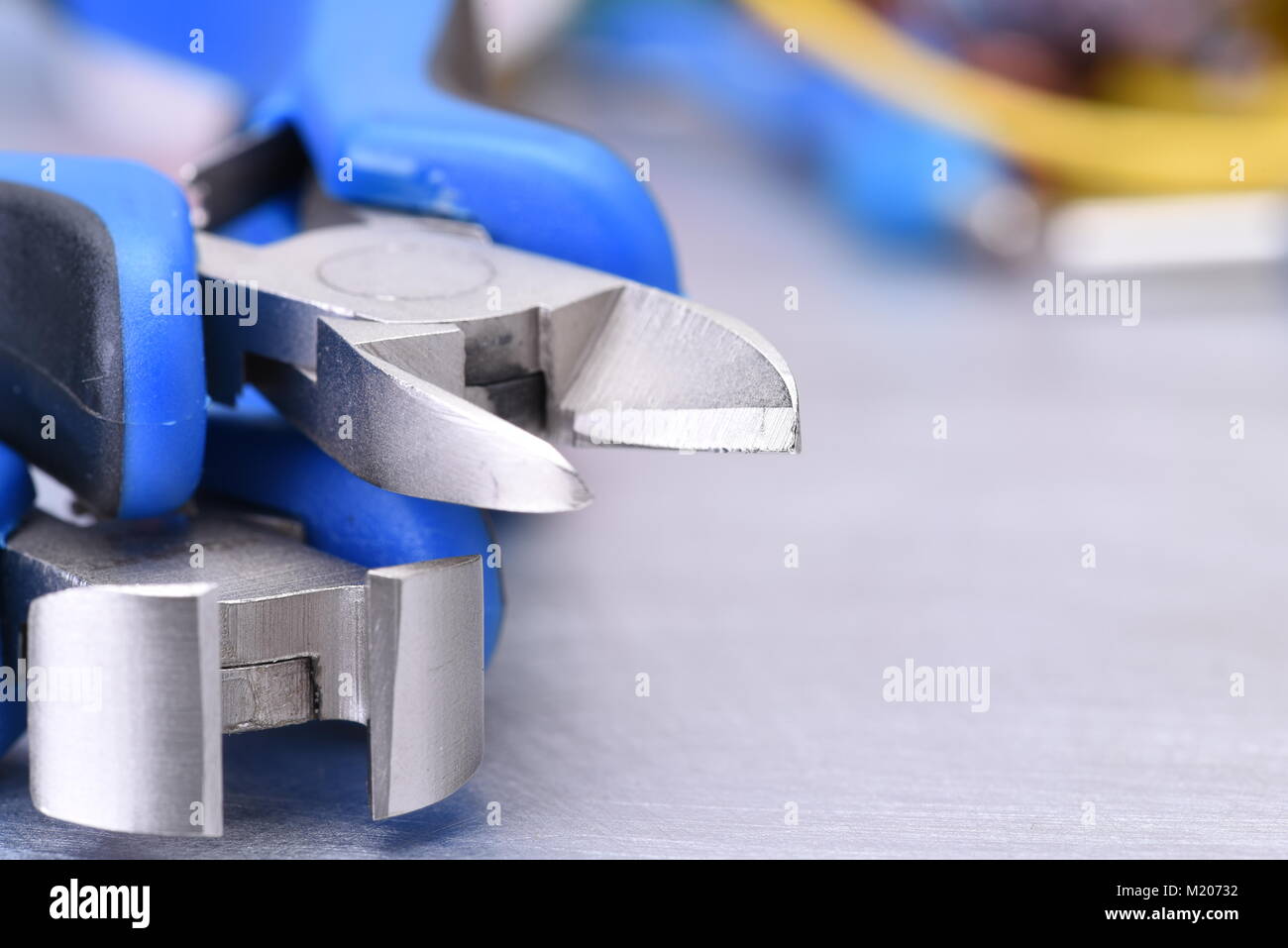 Elektriker Werkzeuge auf Tabelle close-up mit selektiven Fokus Stockfoto