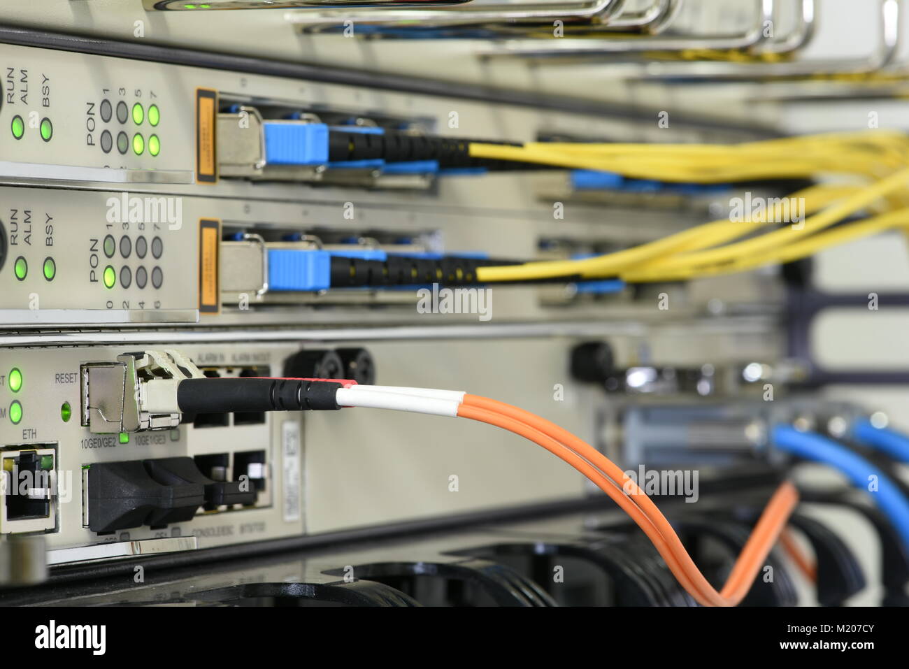 Optisches Netzwerk Kabel und Geräte in der Technologie Data Center Stockfoto