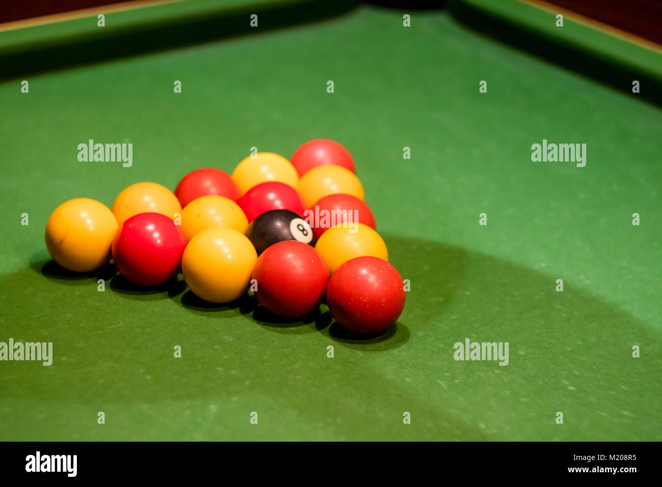 Pool Kugeln auf einem Billardtisch, in einem Winkel genommen Stockfoto