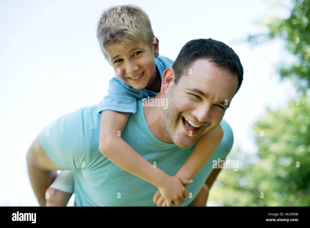 Vater Sohn Huckepack. Stockfoto