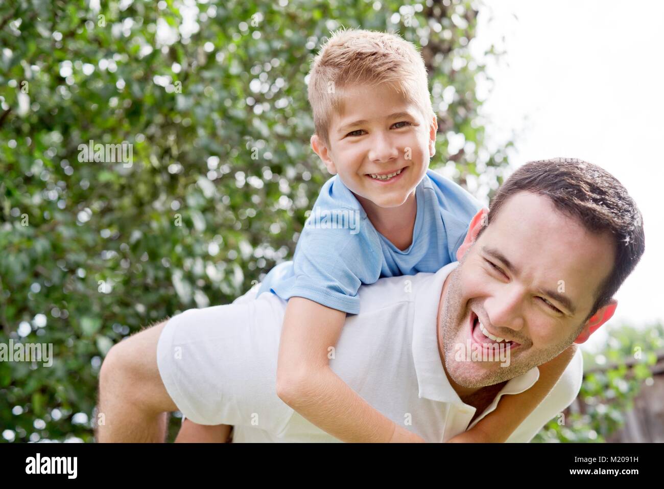 Vater und Sohn ein Huckepack. Stockfoto