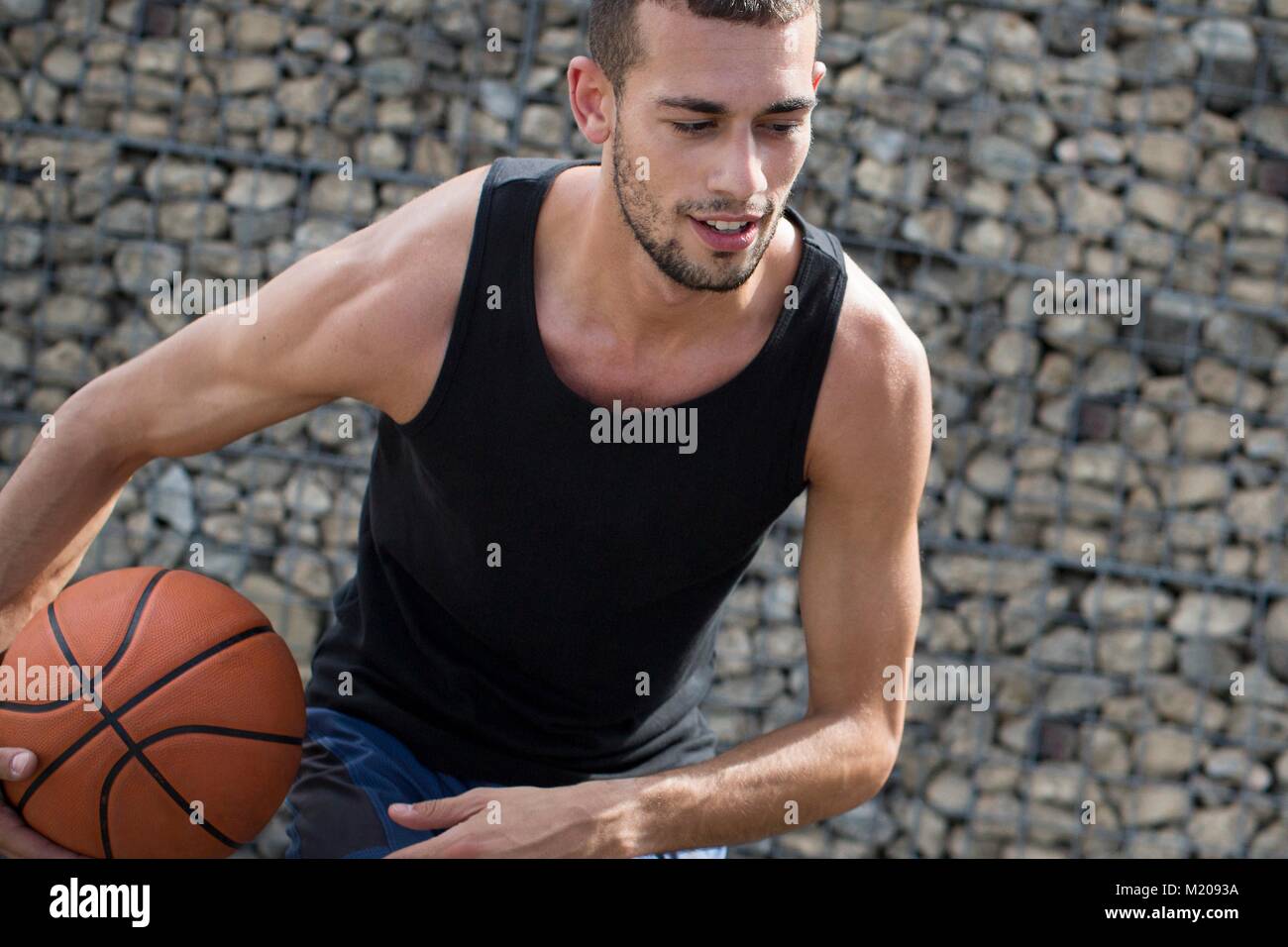 Junger Mann mit Basketball. Stockfoto