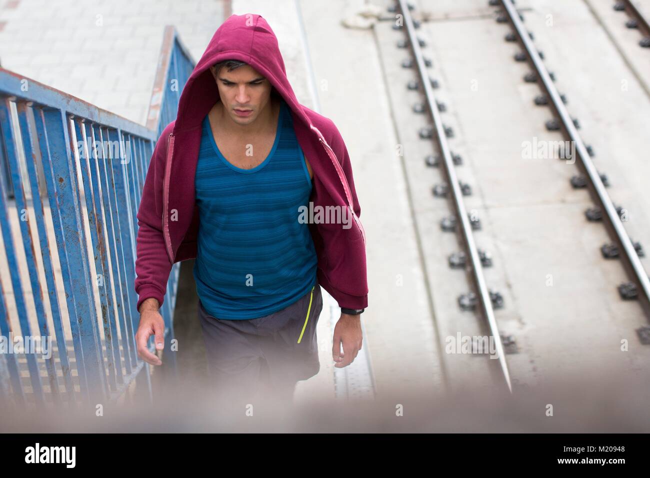 Junger Mann mit Kapuzen Top. Stockfoto