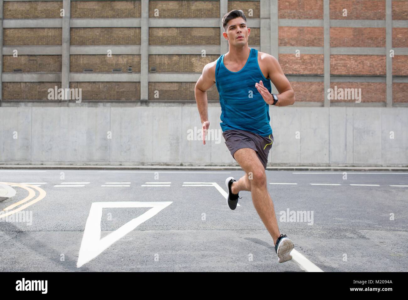 Junger Mann auf der Straße. Stockfoto