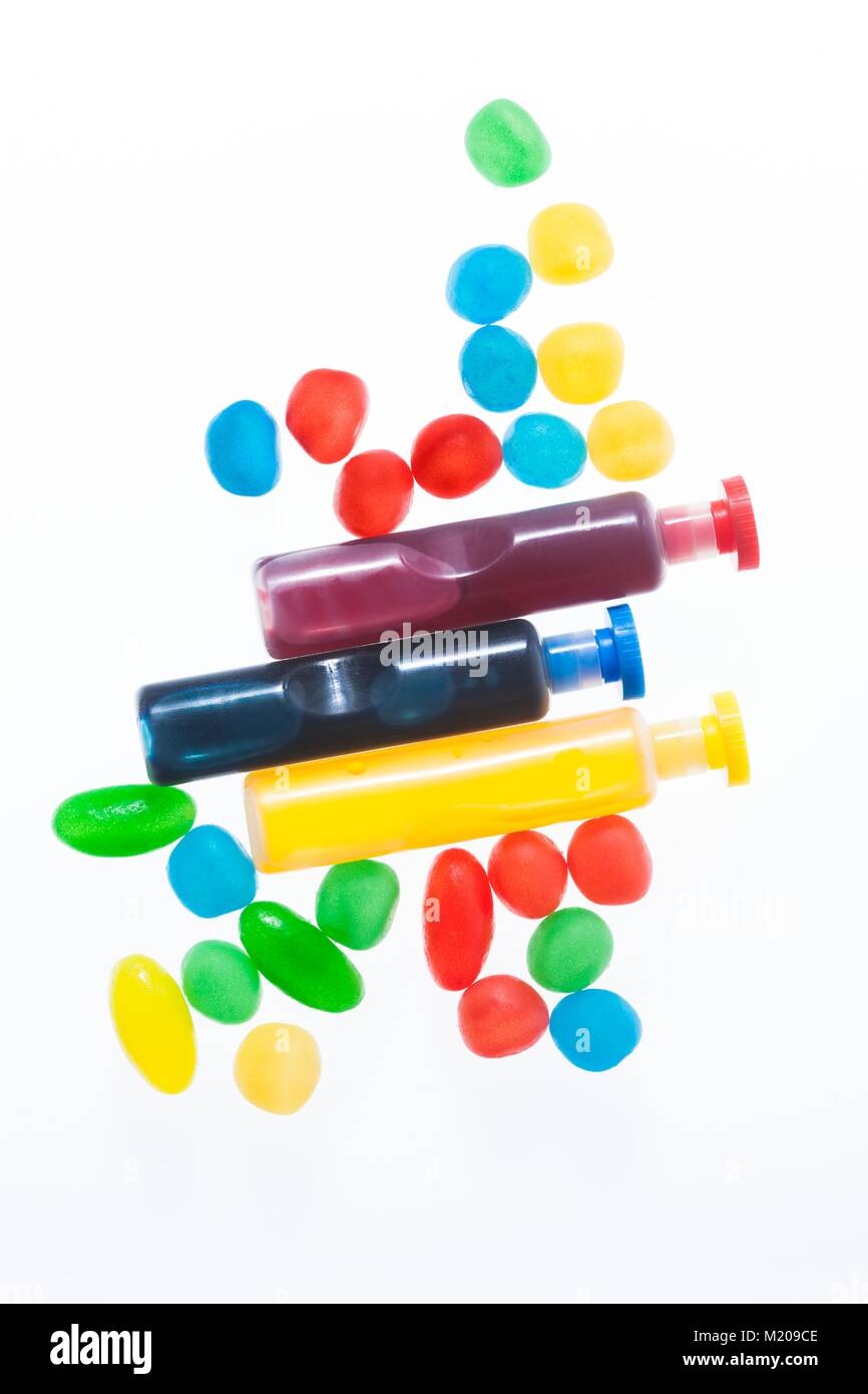 Drei Container mit roten, blauen und gelben Flüssigkeit Spots, Studio gedreht. Stockfoto