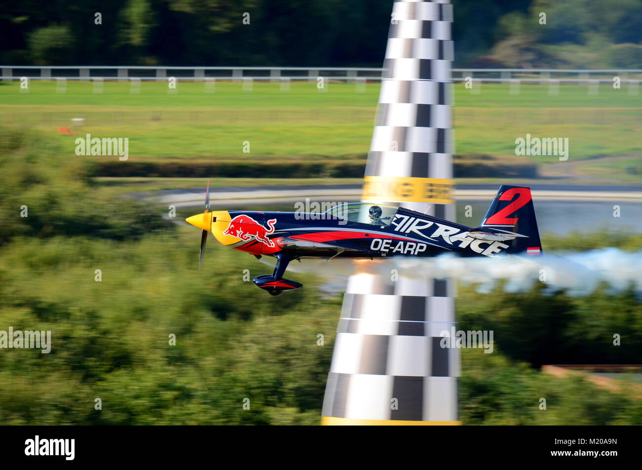 Ben Murphy Racing in der Red Bull Air Race in Royal Ascot Racecourse in einem Extra ebene Ben Murphy ist ein ex Royal Air Force Red Arrows Pilot und Führer Stockfoto