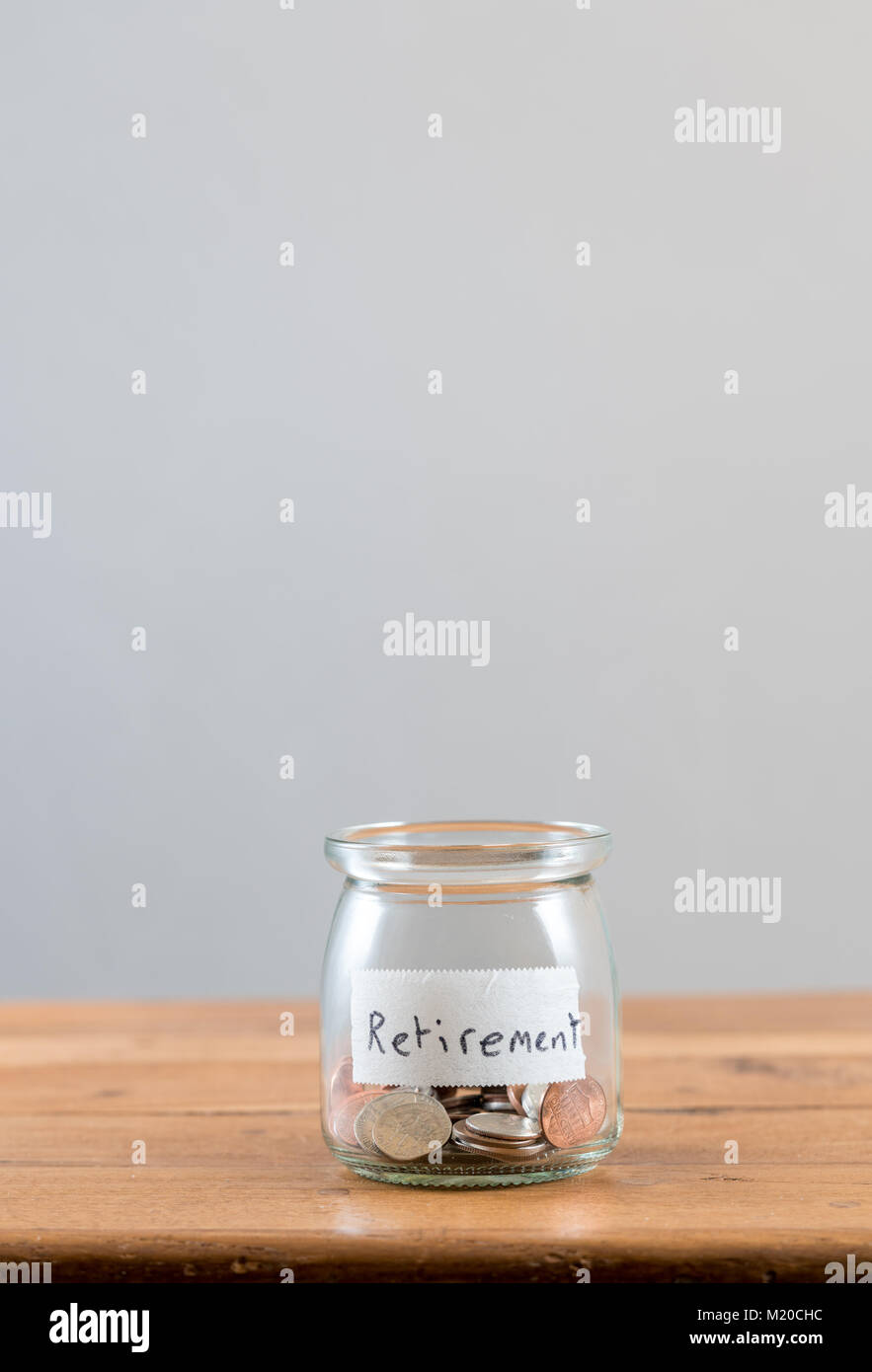Loose Change in Glas zu Altersvorsorge darstellen Stockfoto