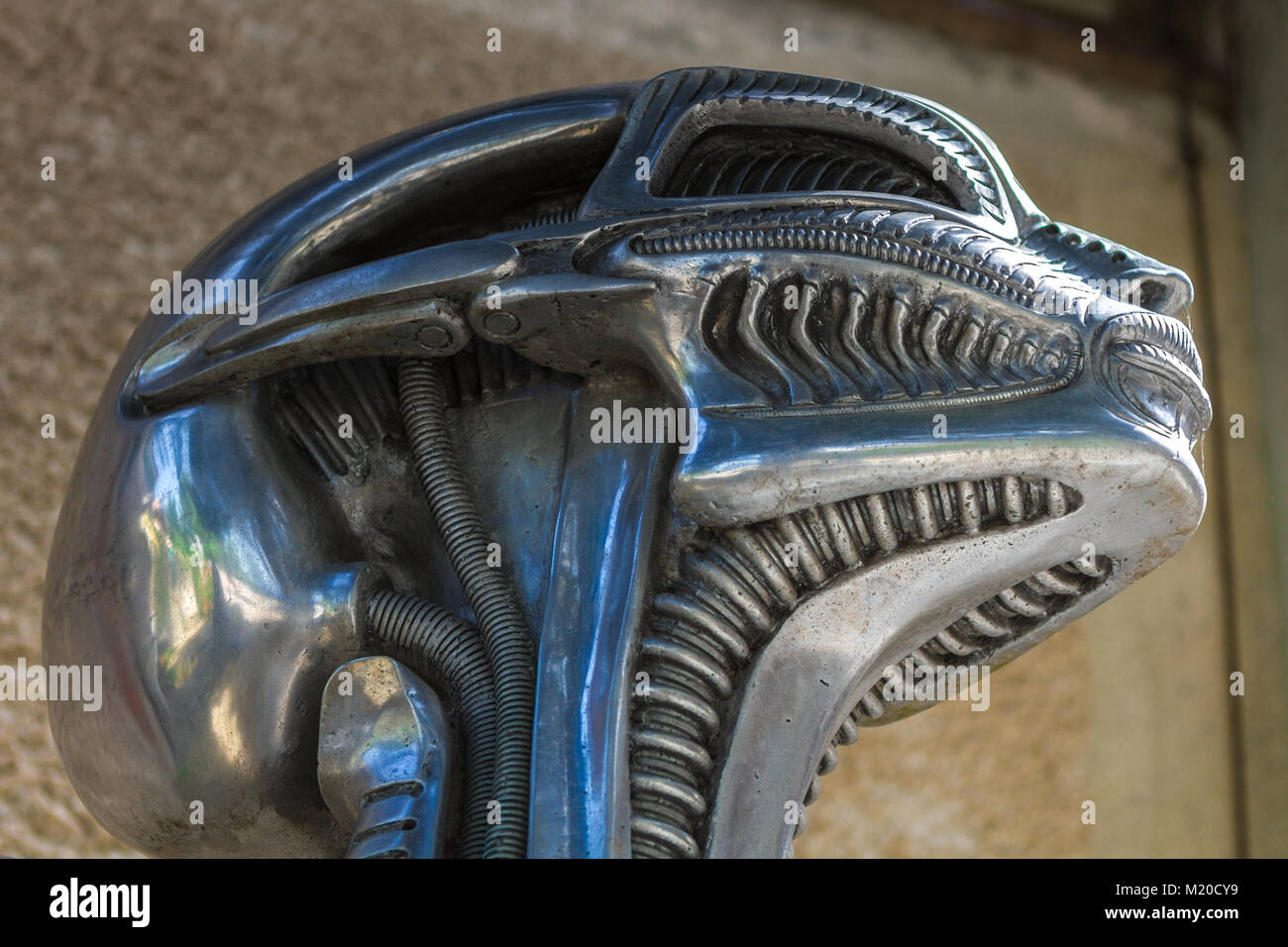 HR Giger Biomehanoid Statue vor Giger Museum im mittelalterlichen ...