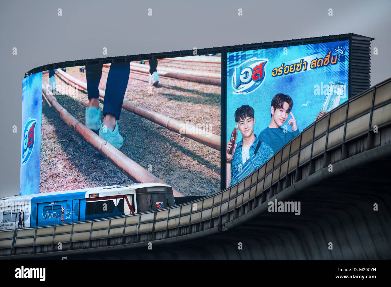 Der himmel Zug auf dem Viadukt in Bangkok, Thailand Stockfoto