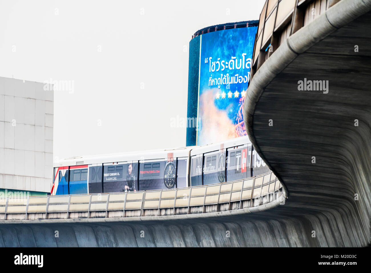 Der himmel Zug auf dem Viadukt in Bangkok, Thailand Stockfoto