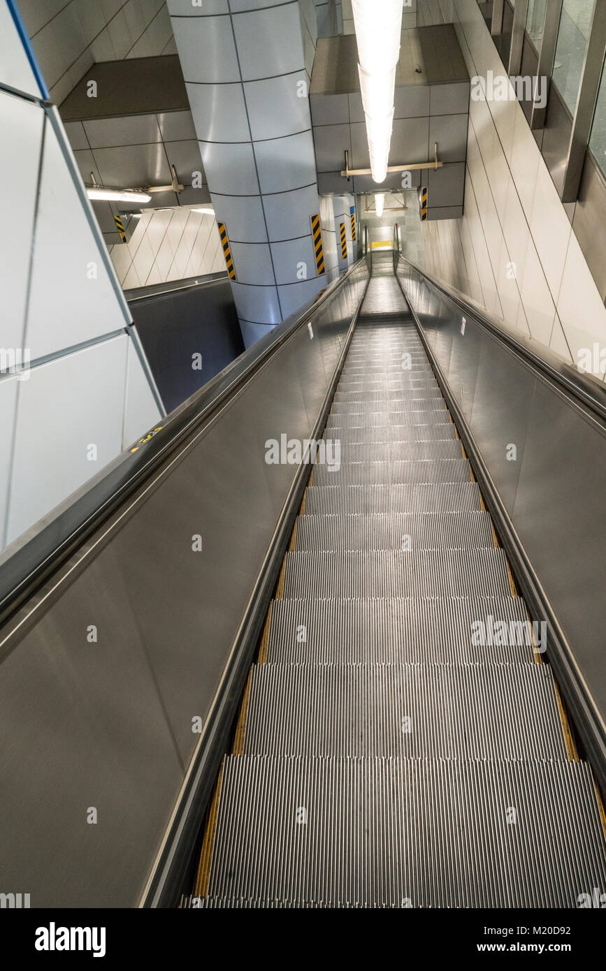 Rolltreppe in der U-Bahn in Bangkok, Thailand Stockfoto