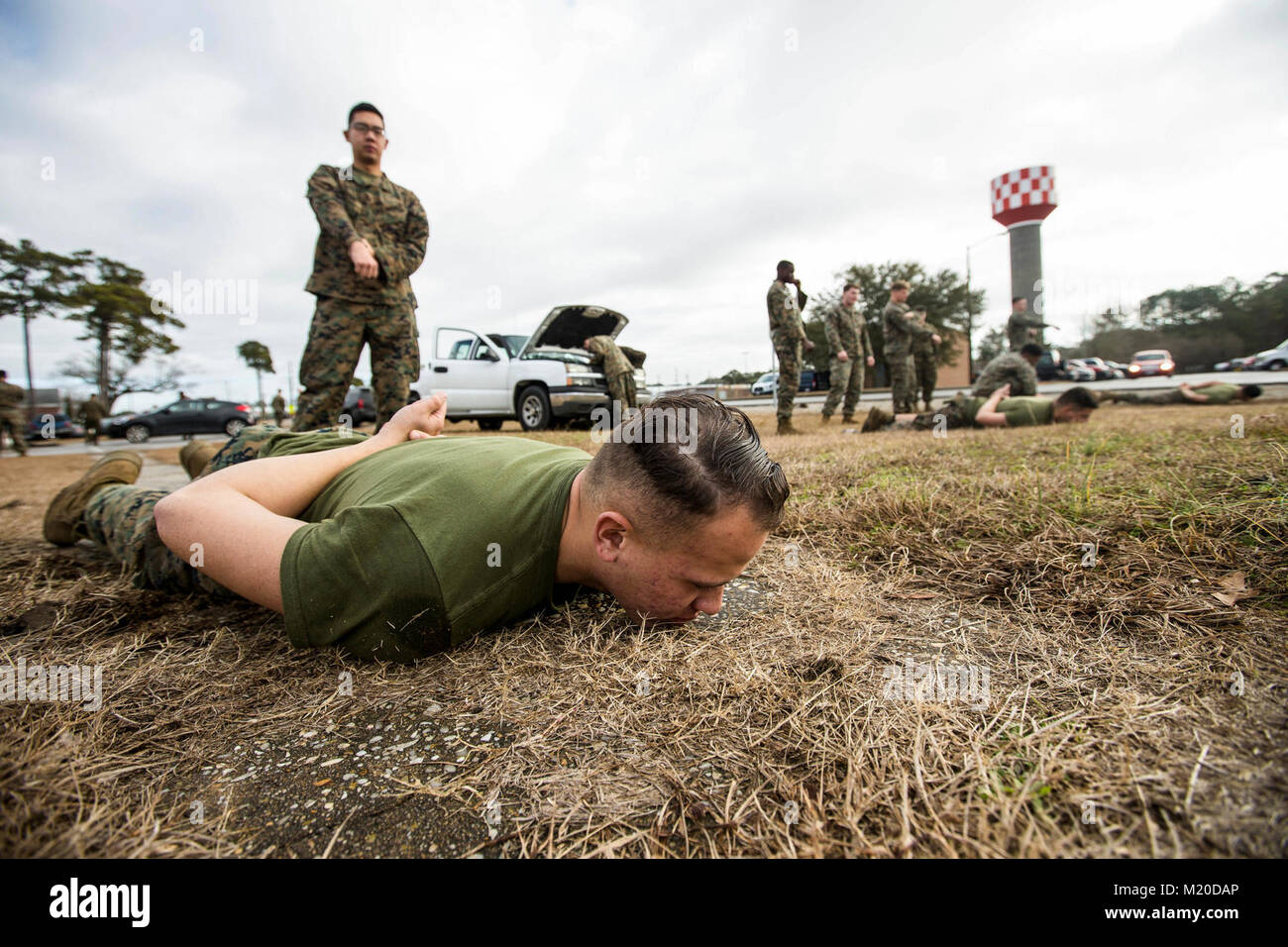 Us-Marines mit Bataillon Landung Team, 2.BATAILLON, 6 Marine Regiment, 26 Marine Expeditionary Unit (MEU), eine Gruppe von simulierten Verdächtigen während der Fahrt festhalten - getragene Improvised Explosive Device (VBIED) Training im Camp Lejeune, N.C., Jan. 11, 2018. Der zweitägige Kurs wurde gehalten, Marines auf der ordnungsgemäßen Verfahren für die Prüfung von Fahrzeugen und Zivilisten für potenzielle Bedrohungen zu erziehen und ihnen auch die Möglichkeit Techniken zur Vorbereitung auf den bevorstehenden Einsatz zu üben. (U.S. Marine Corps Stockfoto