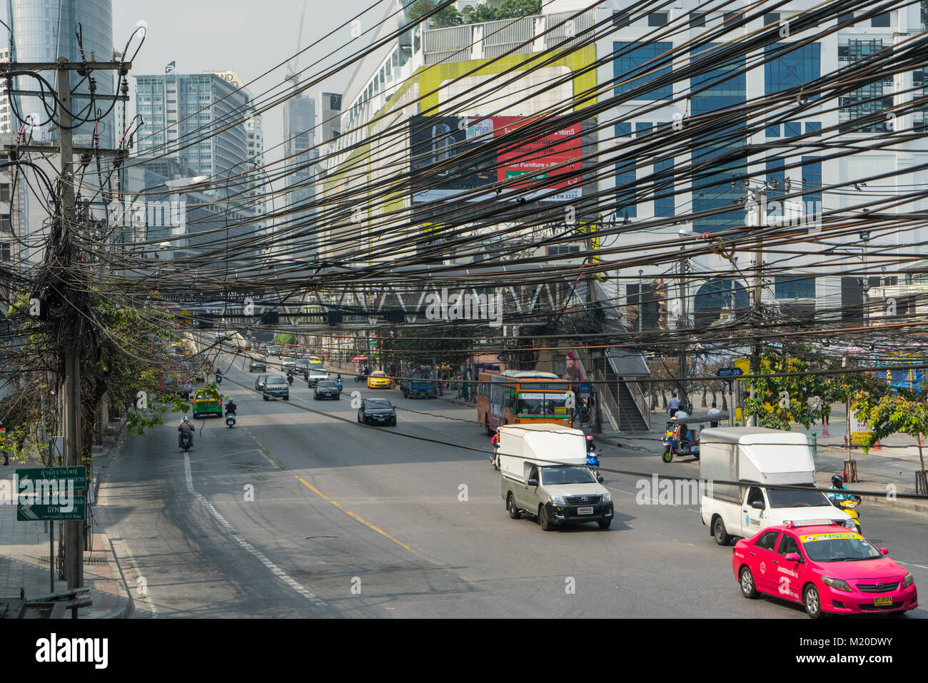 Eine Verflechtung der Leistungskabel in Bangkok, Thailand Stockfoto