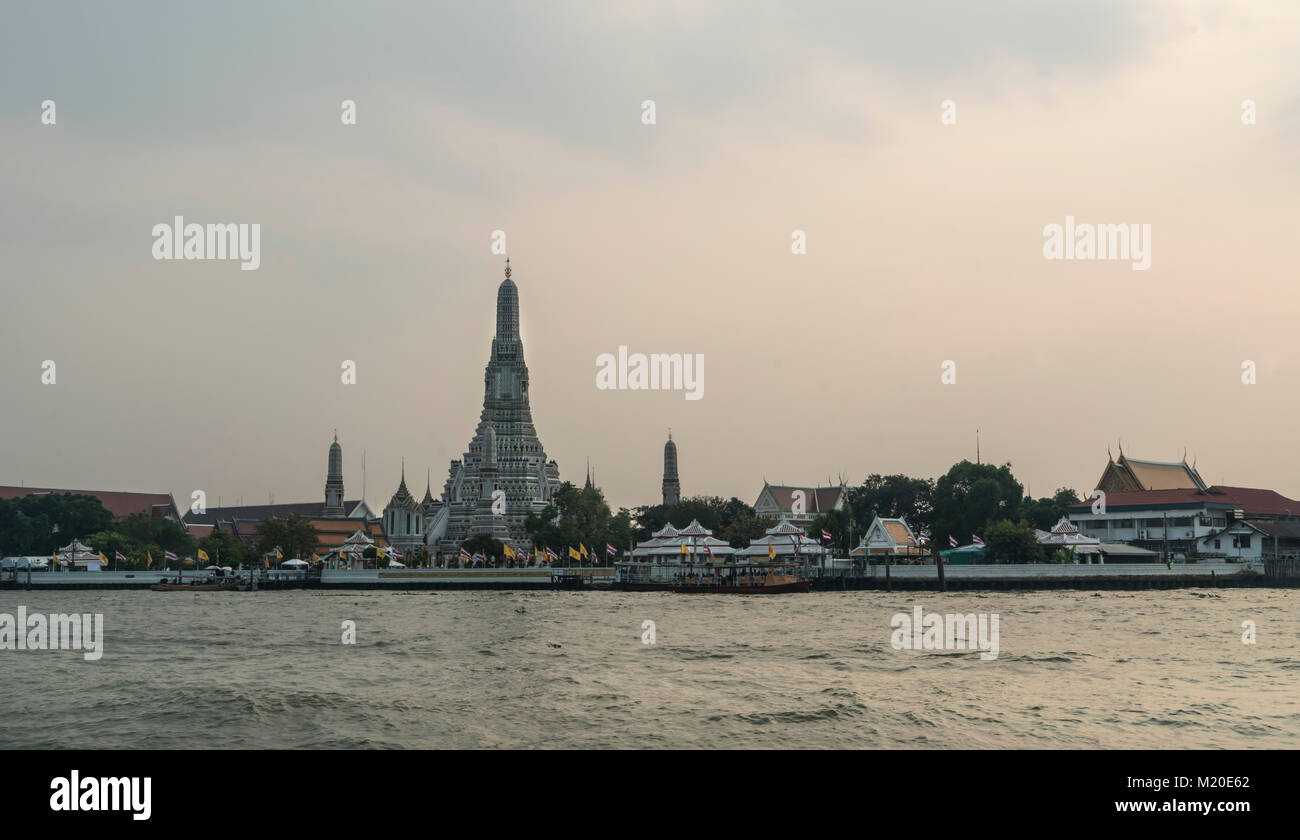 Die Skyline am Mae Nam Chao Phraya Fluss in Bangkok, Thailand Stockfoto