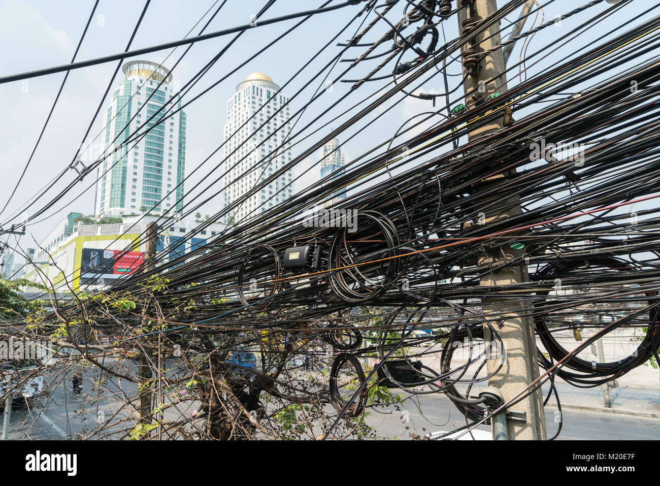 Eine Verflechtung der Leistungskabel in Bangkok, Thailand Stockfoto