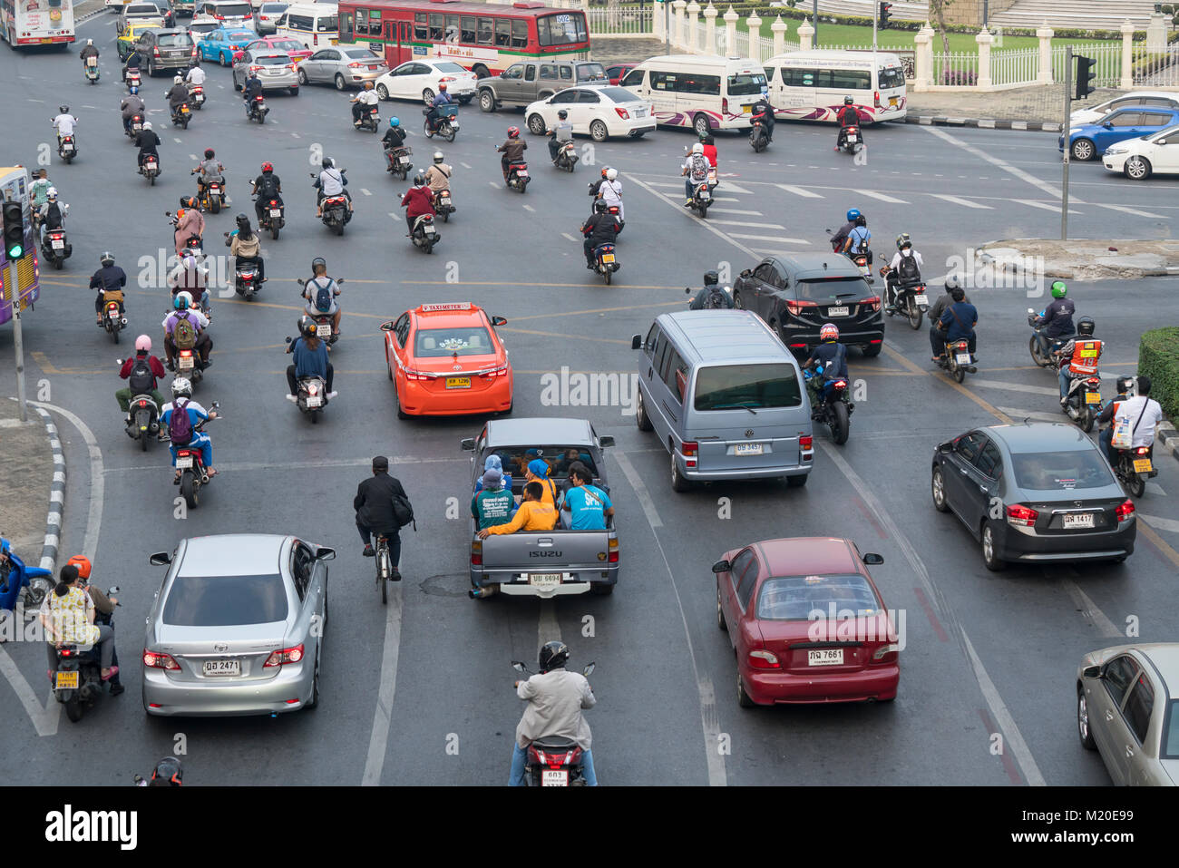 Der Verkehr in den Straßen von Bangkok, Thailand Stockfoto