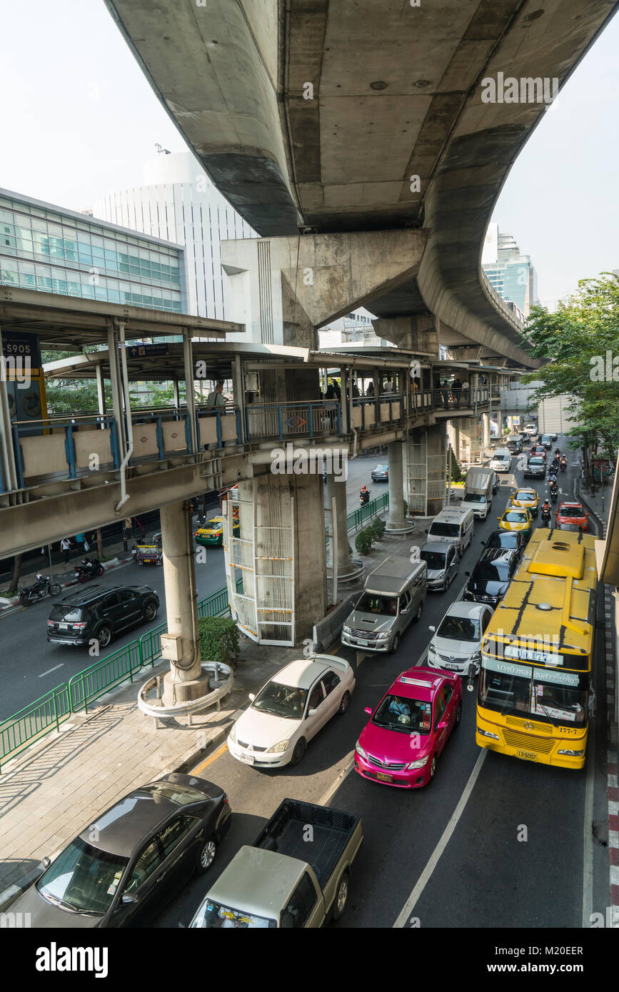 Der Verkehr in den Straßen von Bangkok, Thailand Stockfoto