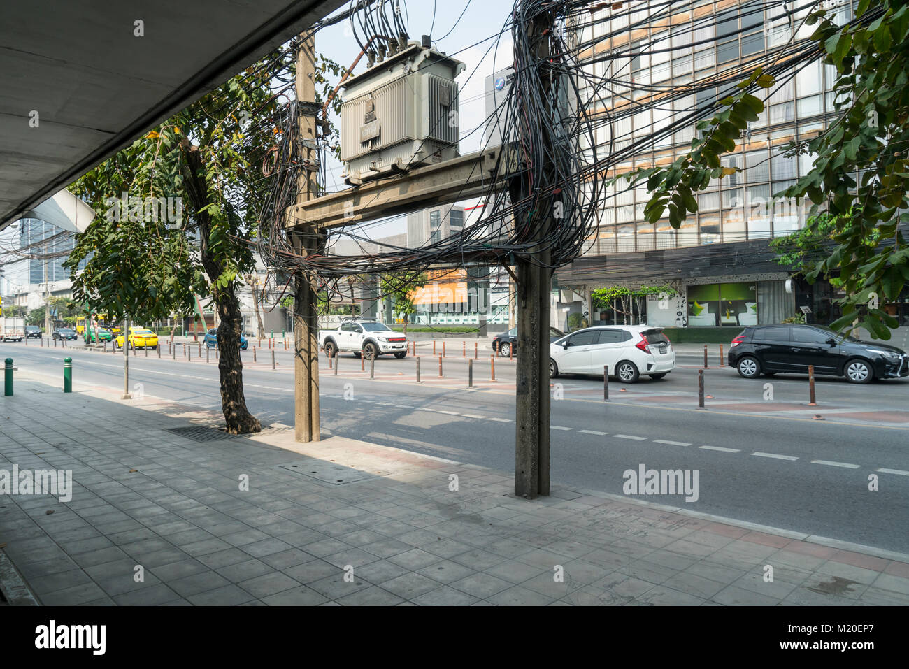 Eine Verflechtung der Leistungskabel in Bangkok, Thailand Stockfoto