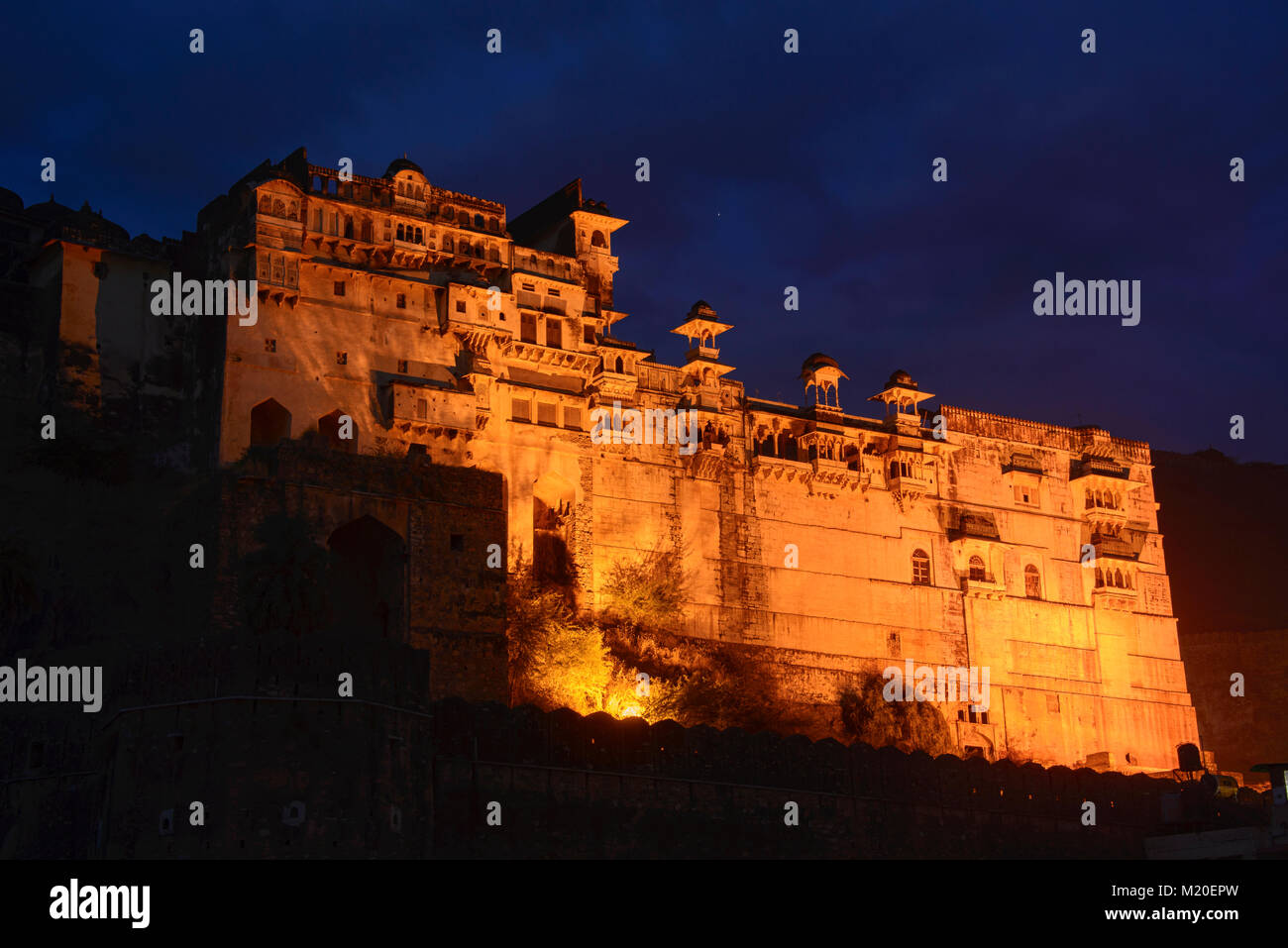 Blaue Stunde schoss der zerstörten Bundi Palast und Taragarh Fort in der Nacht, Rajasthan, Indien Stockfoto