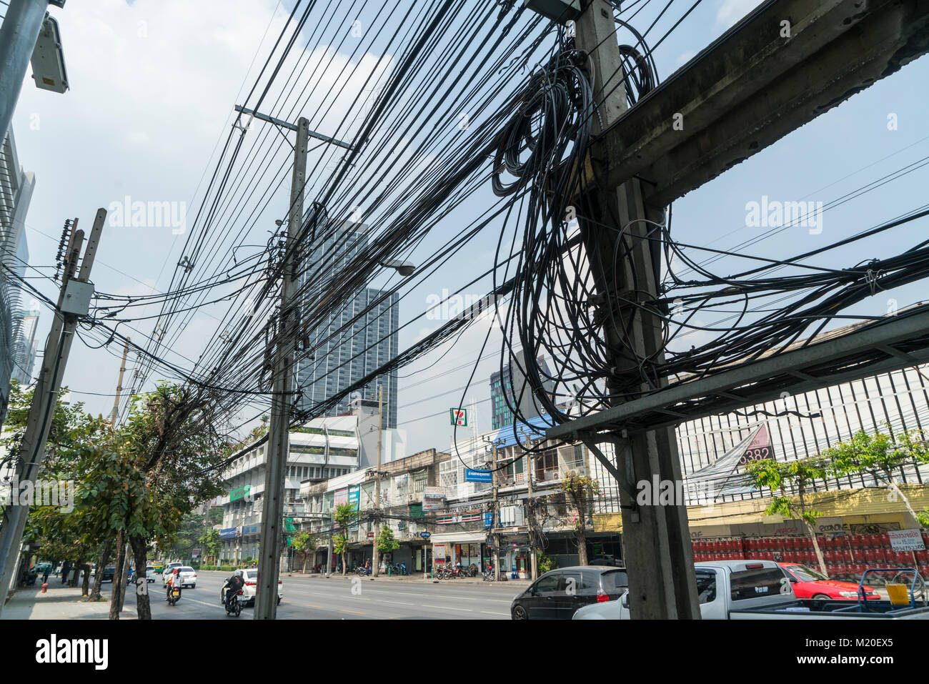 Eine Verflechtung der Leistungskabel in Bangkok, Thailand Stockfoto