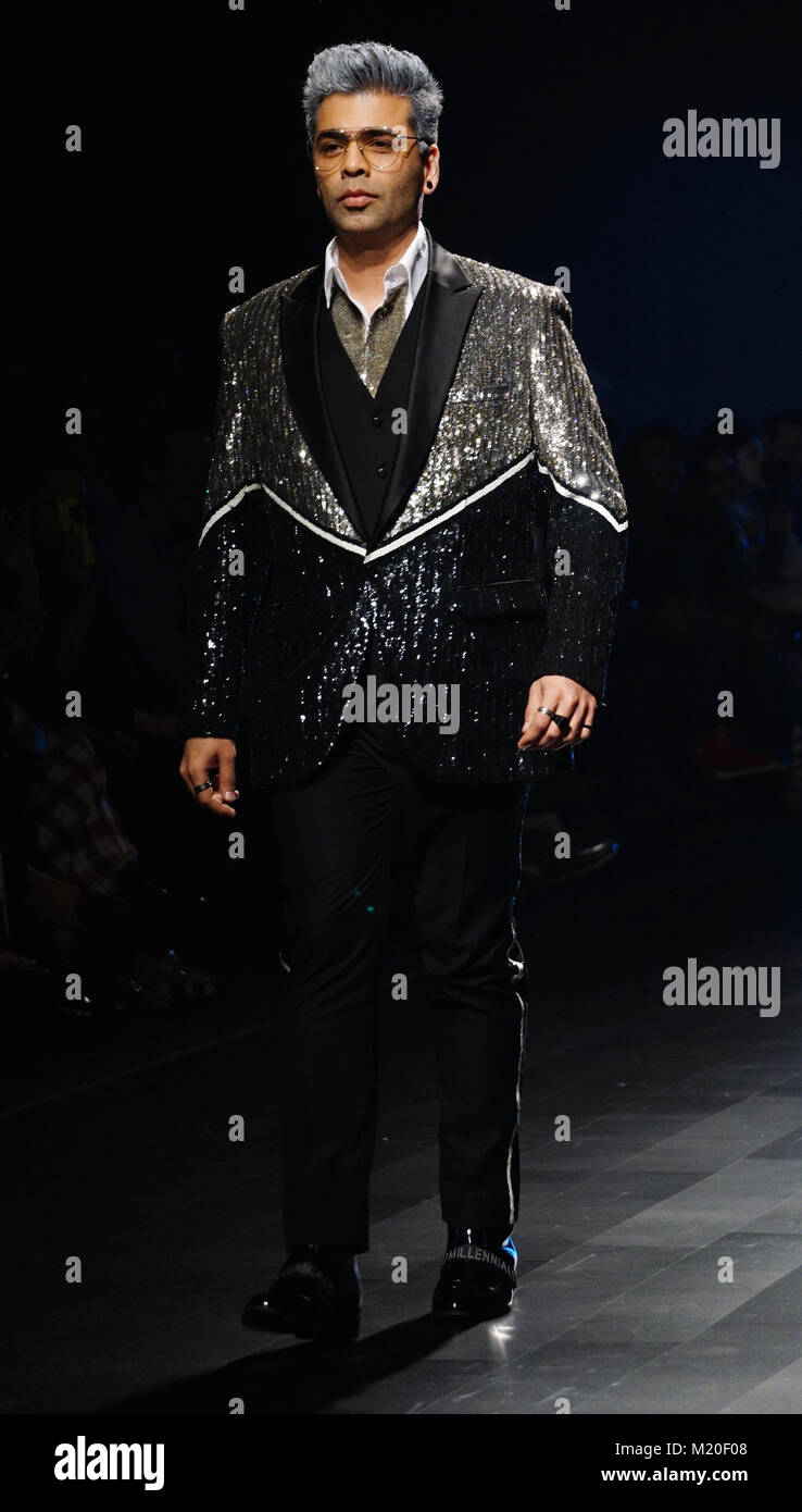 Mumbai, Indien. 02 Feb, 2018. Indische Schauspielerin Sonakshi Sinha und Karan Johar showcase Designs von falguni Shane Peacock auf dem Erscheinen während Tag 3 Lakme Fashion Week im Sommer/Resort 2018 Jio Garten in Mumbai. Credit: Azhar Khan/Pacific Press/Alamy leben Nachrichten Stockfoto