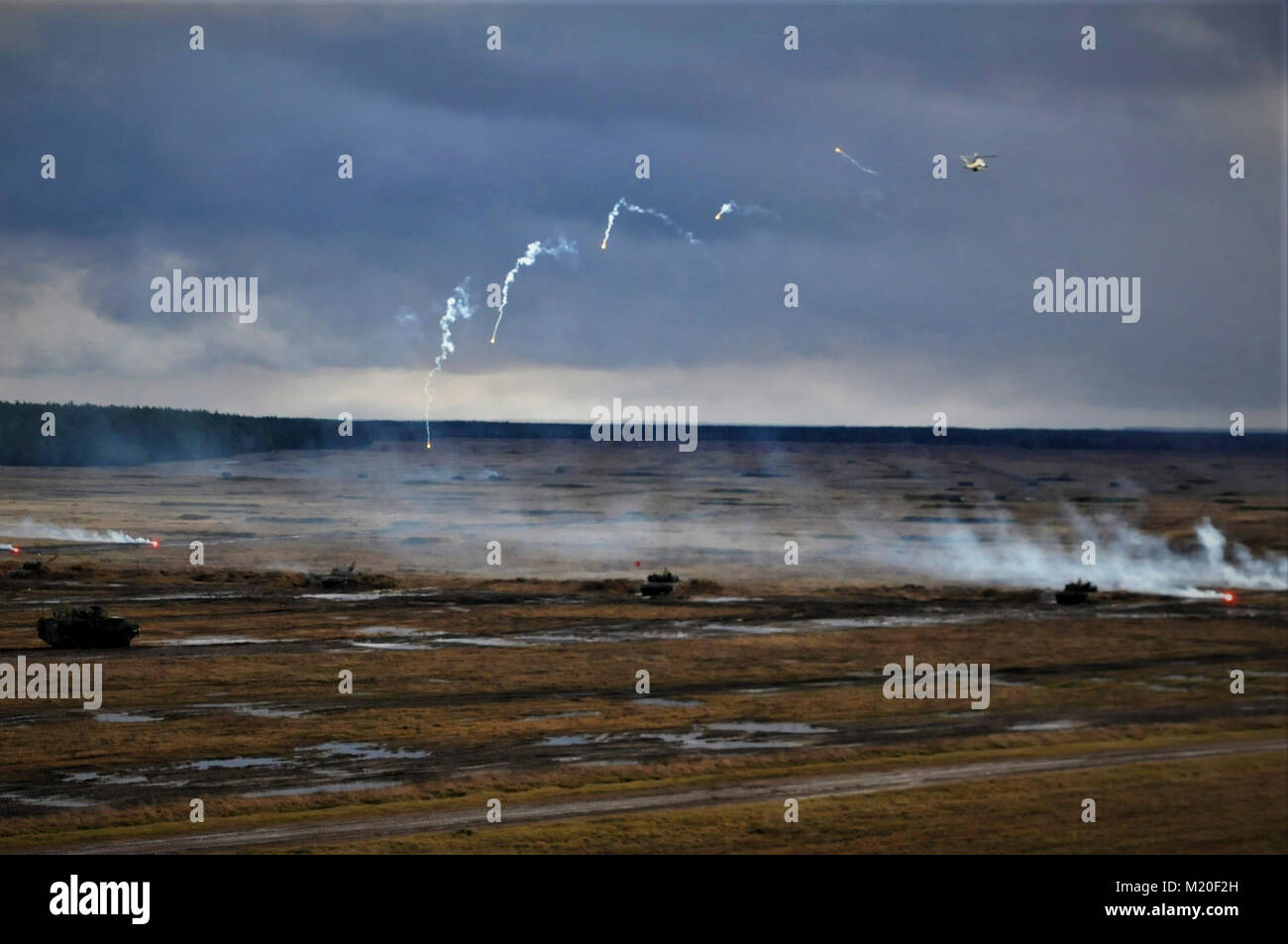 Mi-24 (Hind D) Löscht das Ziel in Verbindung mit Bodentruppen während der NATO-Live Fire Übung in der Nähe von bemowo Piskie, Polen am Jan. 30, 2018. Battle Group Polen ist ein einzigartiges, multinationalen Battle Group, bestehend aus USA, Großbritannien, Kroatischen und rumänischen Soldaten, die mit der polnischen 15 mechanisierte Brigade als Abschreckung Kraft im Nordosten Polens zur Unterstützung des NATO-Enhanced vorwärts Präsenz dienen. (U.S. Armee Stockfoto