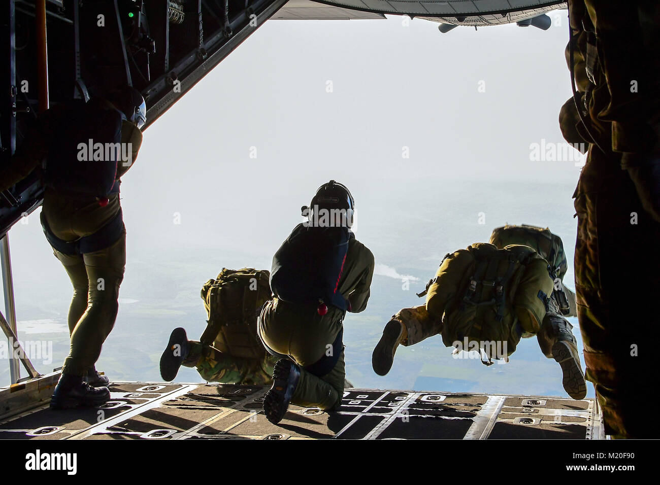 Portugiesische Fallschirmjäger springen aus der Rückseite einer C-130 Hercules H3 aus Dobbins Air Reserve Base, Ga., Jan. 29, 2018. Die militärische Mitglieder beider Nationen zusammengetan, um neben einigen anderen in Unterstützung der diesjährigen Übung echten Tauwetter 18, eine zweiwöchige Übung, lädt Streitkräfte aus verschiedenen Ländern im Training Missionen an der Zusammenführung und Bereitstellung von verschiedenen Plattformen auf ein großes Ziel, und deckt eine breite Palette von Aktivitäten, einschließlich Luft-/Luft- und Luft-/Boden- Ausbildung, Tactical Air Transport und Unterstützung aus der Luft zu beteiligen. (U.S. Air Force Foto/Staff Sgt. Andr Stockfoto