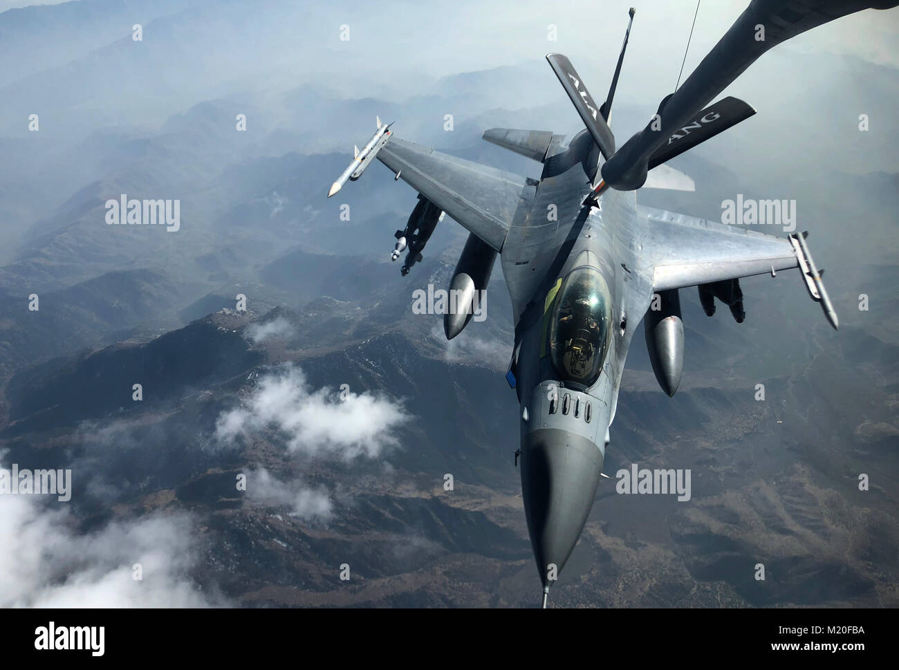 Ein US Air Force F-16 Fighting Falcon empfängt von einem KC-135 Stratotanker der 340 Expeditionary Air Refuelling Squadron Loslösung 1 während einer Betankung Mission über Afghanistan, Jan. 25, 2018 zugeordnet. Die F-16 verwendet werden, um der Afghanischen und der Streitkräfte der Koalition wichtige Unterstützung aus der Luft auf den Boden zu stellen und auf die 77Th Expeditionary Fighter Squadron am Flughafen Bagram zugeordnet. (U.S. Air Force Foto von Tech. Sgt. Paul Labbe) Stockfoto