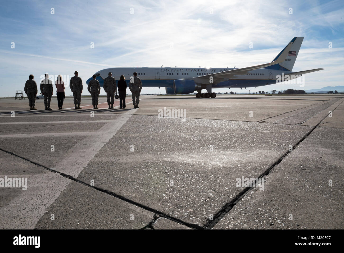 Marine Corps Gen. Joe Dunford, Vorsitzender des Generalstabs, kommt an Travis Air Force Base, Calif., Feb 1, 2018, während einer Gas- und gehen. (U.S. Air Force Foto von Lan-Kim) Stockfoto