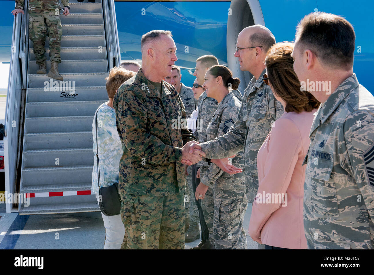 Marine Corps Gen. Joe Dunford, Vorsitzender des Generalstabs, grüßt Oberst Raymond Kozak, 349 Air Mobility Wing Commander, während ein Gas und bei Travis Air Force Base, Calif., Feb 1, 2018. (U.S. Air Force Foto von Lan-Kim) Stockfoto