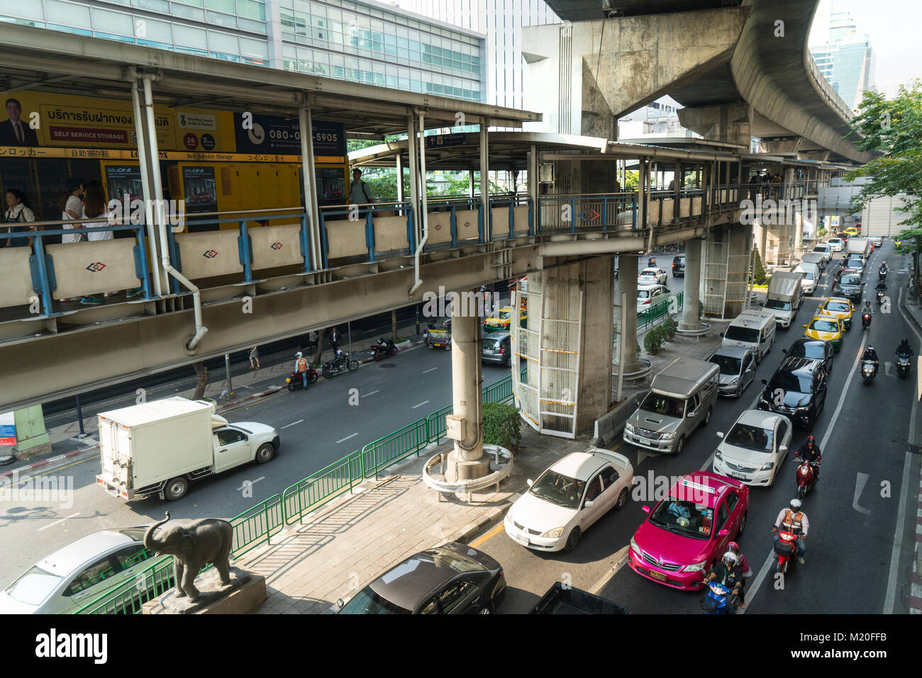Der Verkehr in den Straßen von Bangkok, Thailand Stockfoto