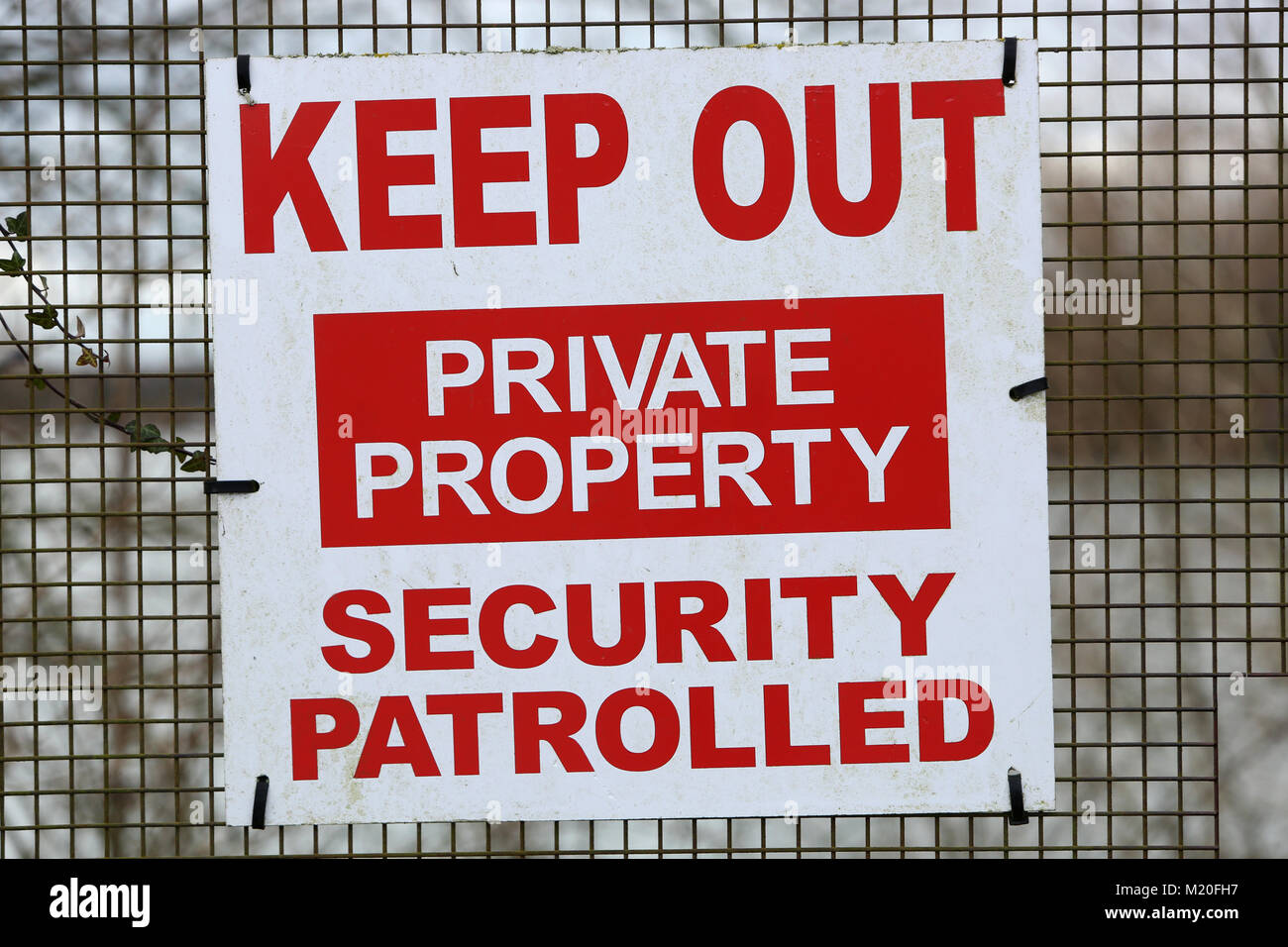 Halten Sie ein Schild an einem Zaun in West Sussex, UK. Stockfoto