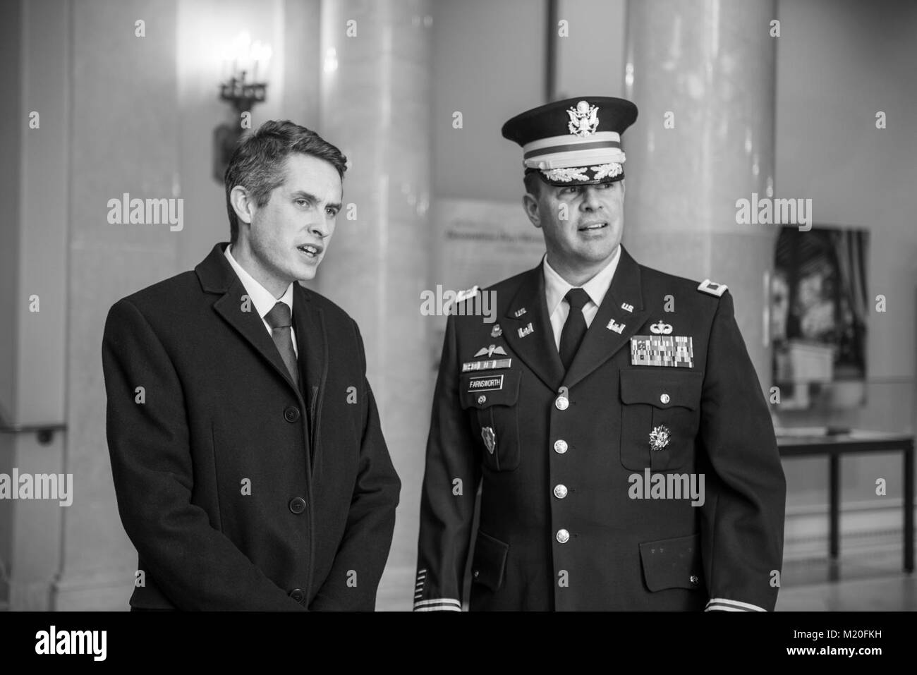 Der britische Verteidigungsminister Gavin Williamson (links) und Oberst Jerry Farnsworth (rechts), Chef des Stabes, Army National Soldatenfriedhöfe und Arlington National Cemetery (ANC) Sprechen im Memorial Amphitheater Anzeige Zimmer auf dem Arlington National Cemetery, Arlington, Virginia, Feb 1, 2018. Dies war der erste Besuch von Williamson ANC, wo er mit ANC Senior Leadership met und legte einen Kranz am Grab des Unbekannten Soldaten. (U.S. Armee Stockfoto