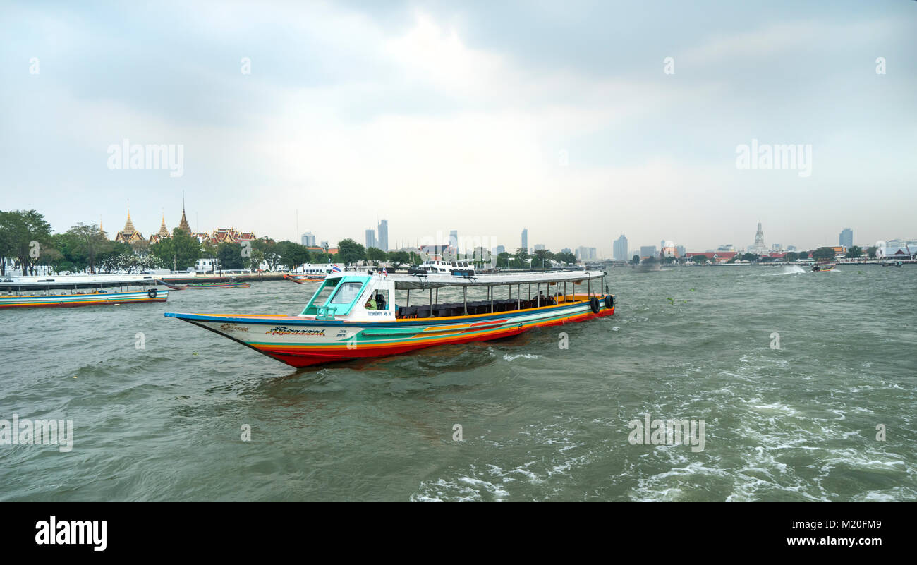 Boot für den Transport von Menschen an der Mae Nam Chao Phraya Fluss in Bangkok, Thailand Stockfoto