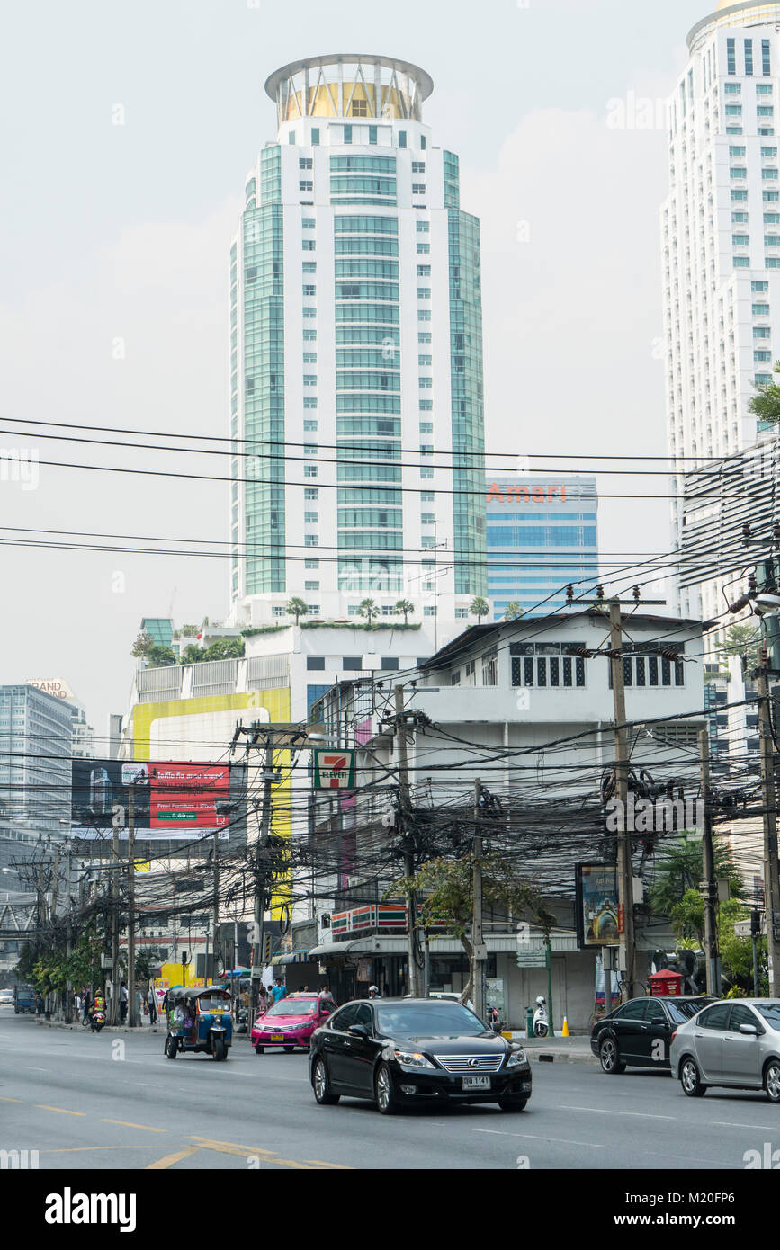 Eine Verflechtung der Leistungskabel in Bangkok, Thailand Stockfoto