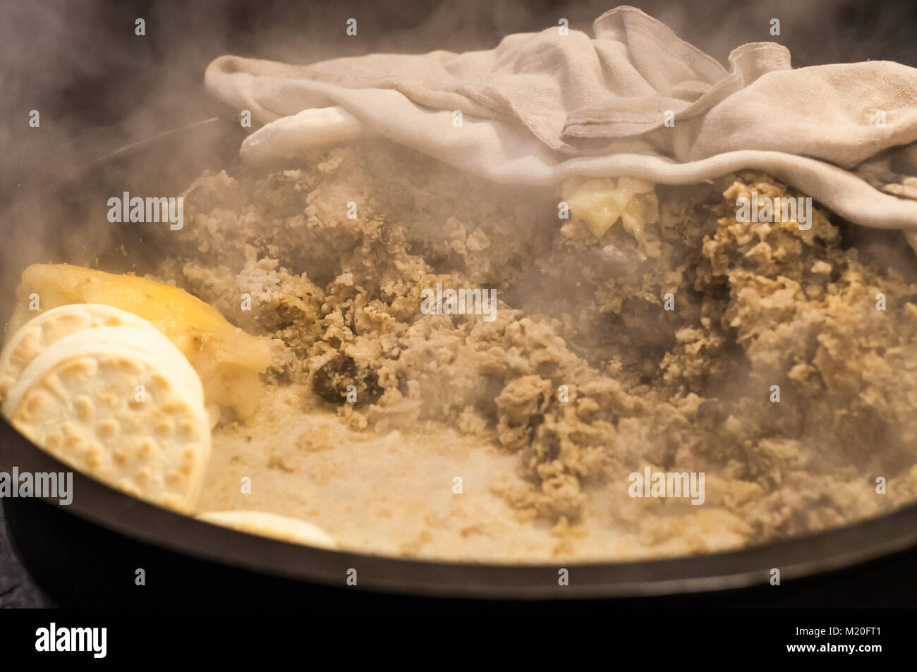 Eine dampfende Container, der eine lokale Spezialität genannt I fengjian Glauben. Es besteht aus Fleisch und Fett gegart mit Gewürzen und mit Brot gegessen. Wie in dargestellt Stockfoto